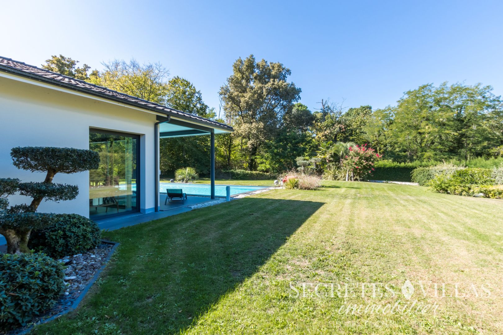 Photo CAMBLANES ET MEYNAC BELLE VILLA CONTEMPORAINE 405M2 VUE BOIS image 3/6