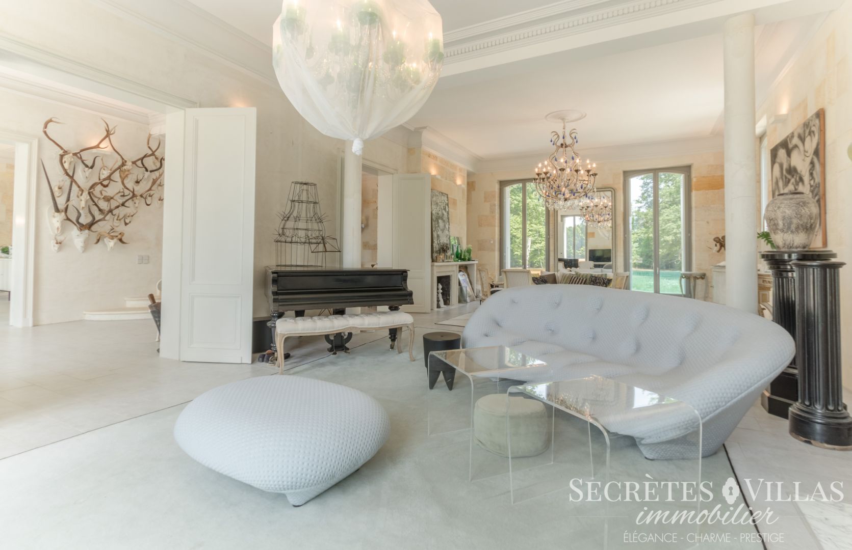 Photo BORDEAUX CHATEAU ET DEPENDANCES RENOVES 1310M2  PARC 5,44HA image 2/6