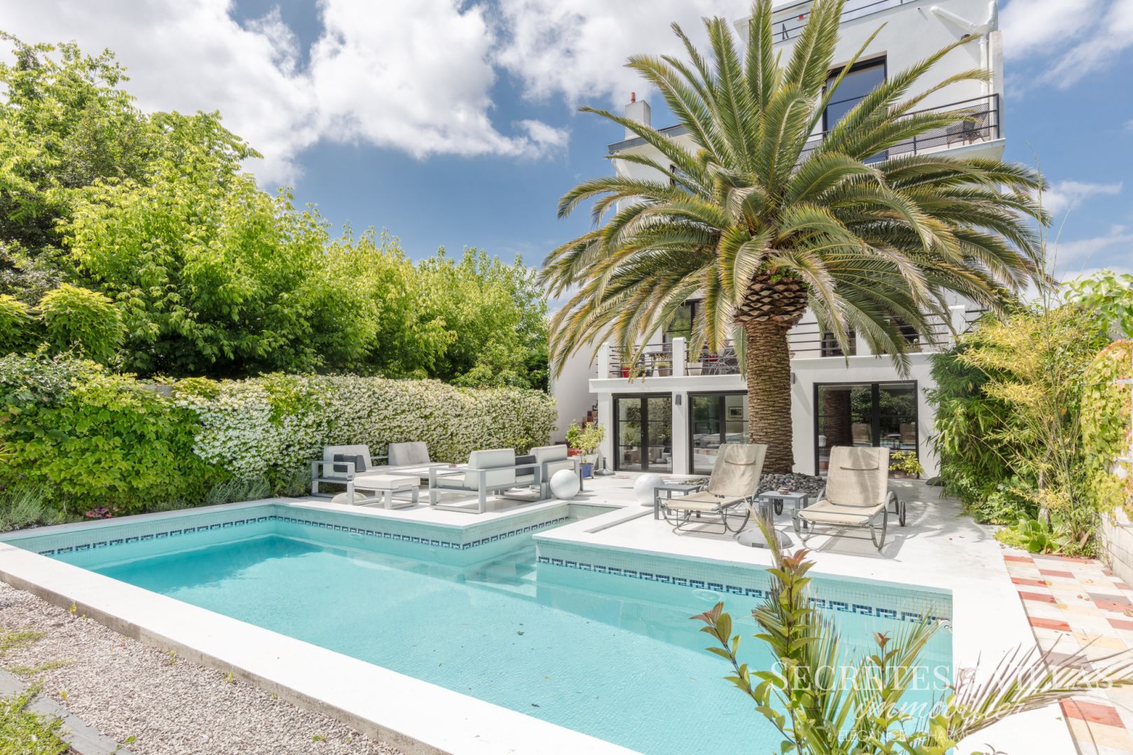 LE BOUSCAT EXCEPTIONNELLE VILLA  ANNEES 30  335M2 ET GARAGE