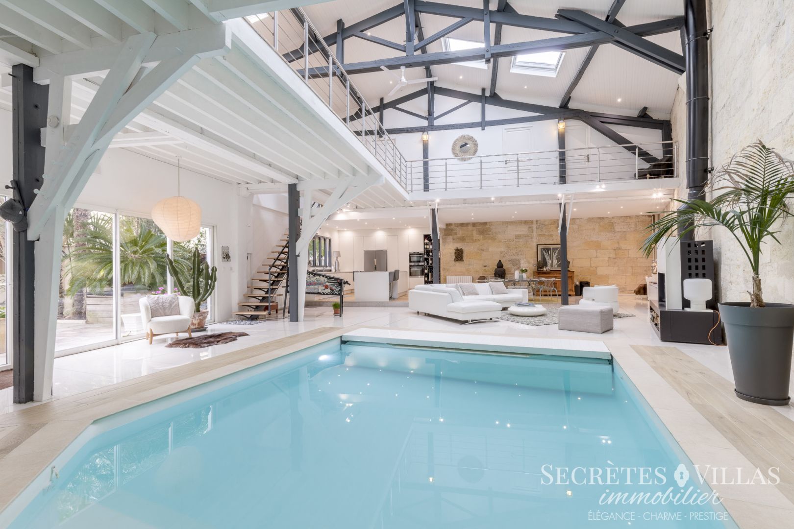 BORDEAUX CHARTRONS SUPERBE LOFT 272M2 ET PISCINE INTERIEURE