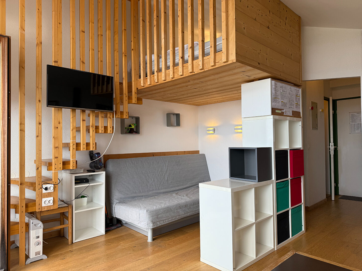 Photo VENDU. Alpages 1 . 2 p avec hauteur de plafond .Belle vue Ouest . image 2/6