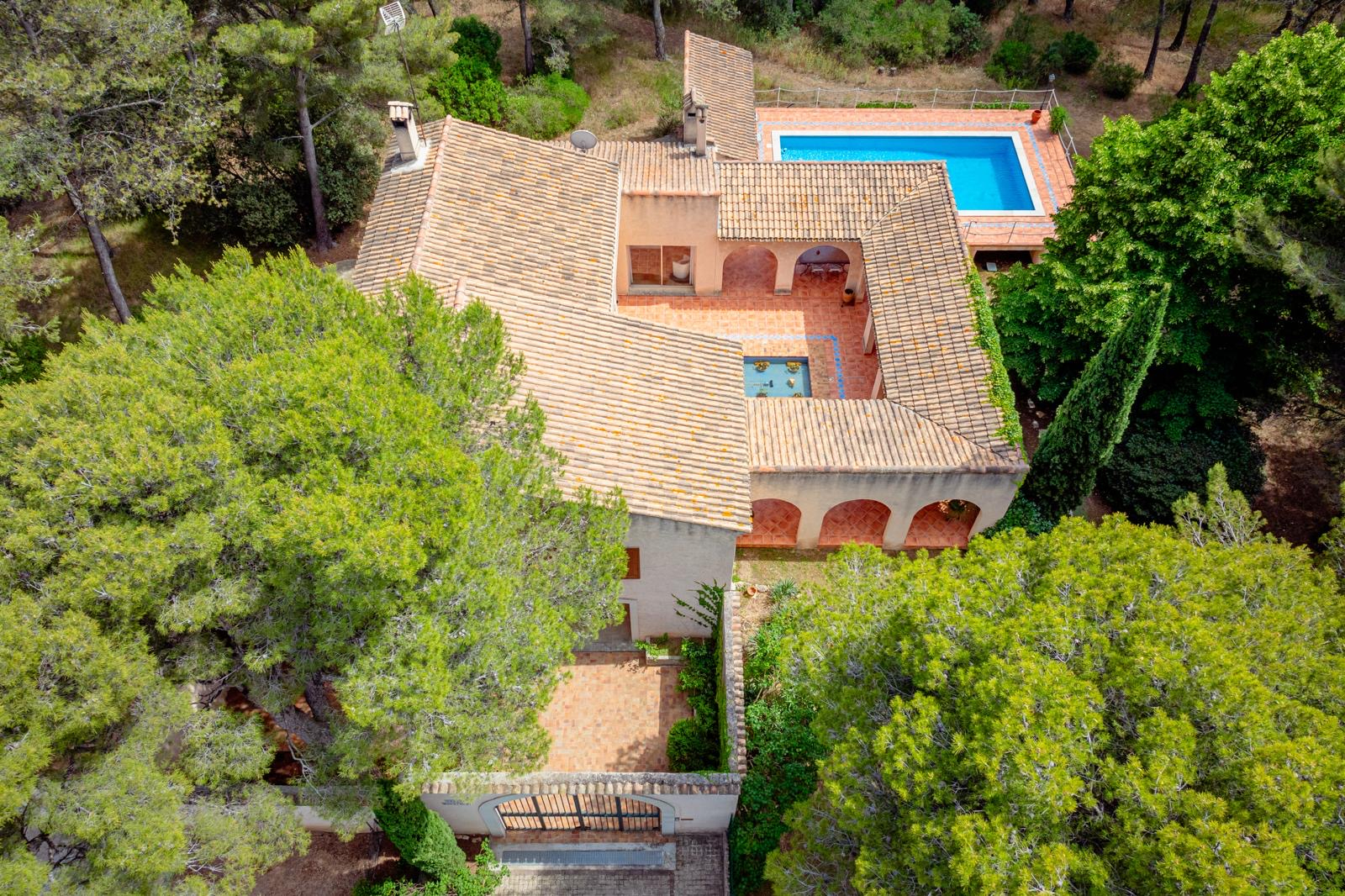 Photo Les Pennes Mirabeau (13170) Maison d'Architecte de 200 m²  sur 5 000 m² de terrain - secteur Barnouins image 2/6