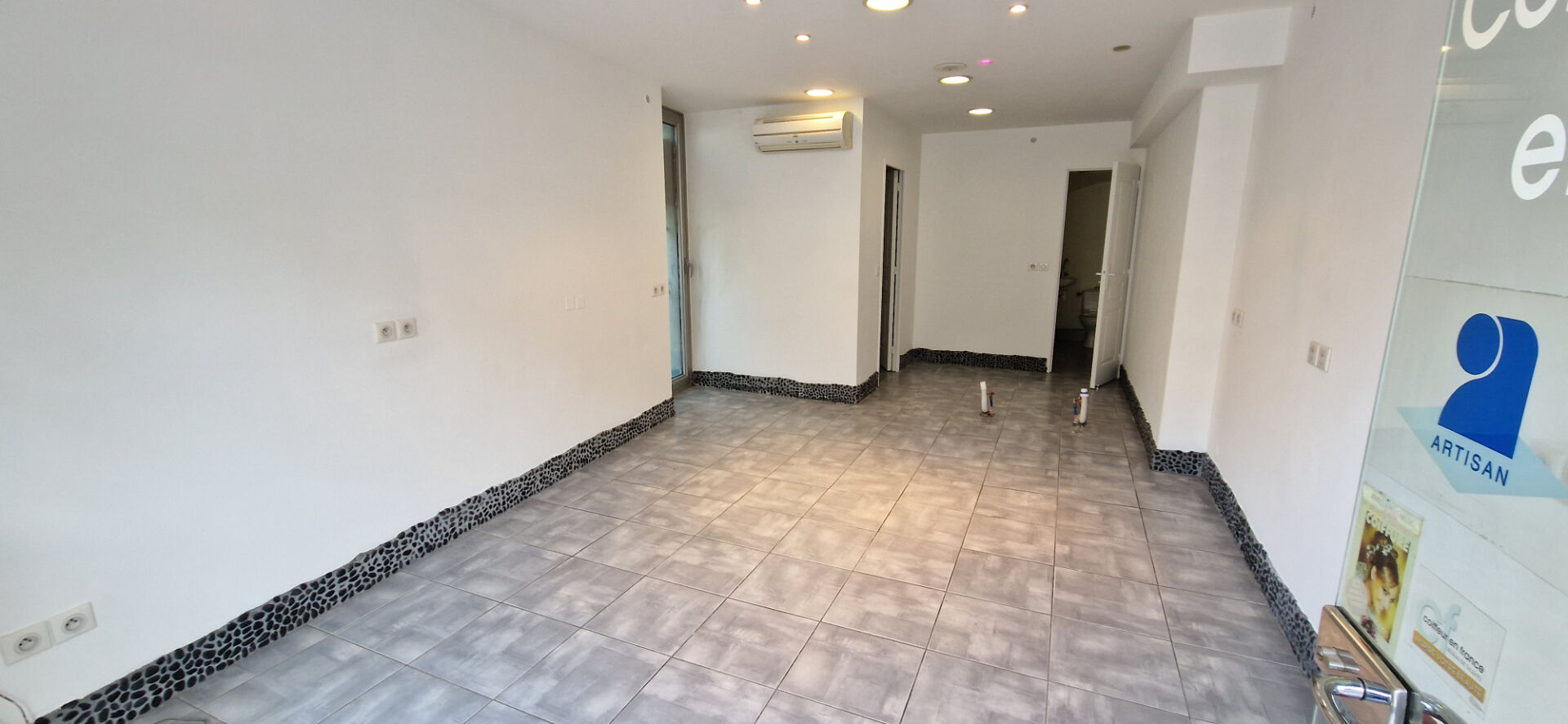 Photo Local commercial Trets 27.42 m2 image 2/5