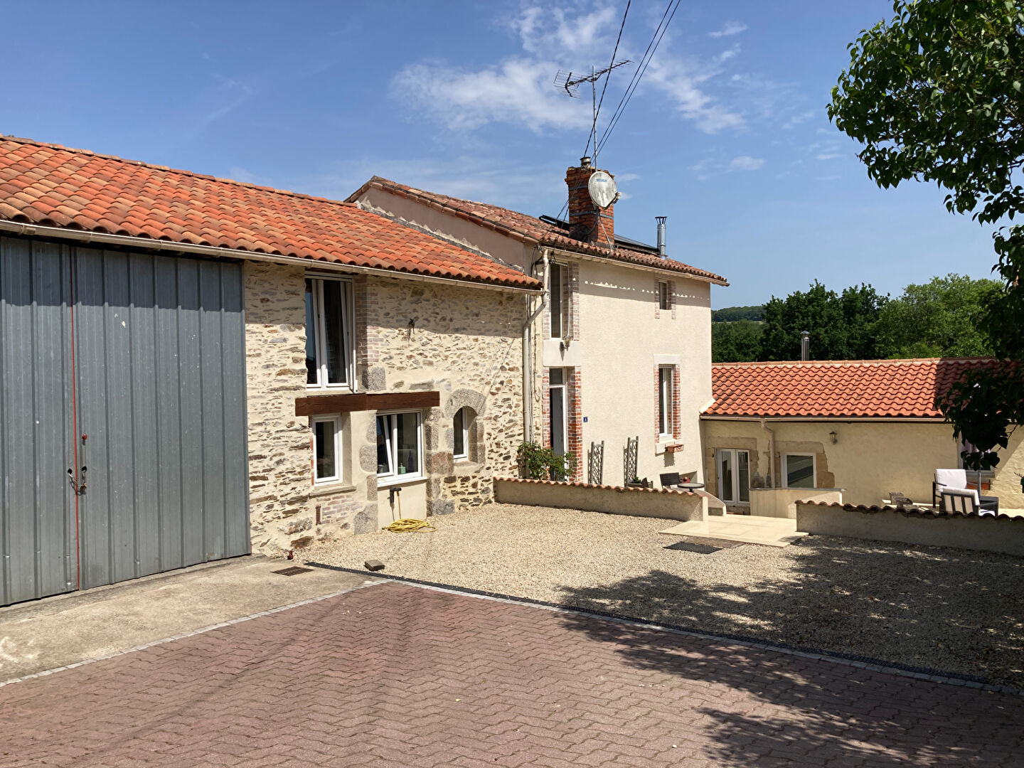 Maison principale + annexe/gîte, garage, dépendance sur beau terrain de 2000m²