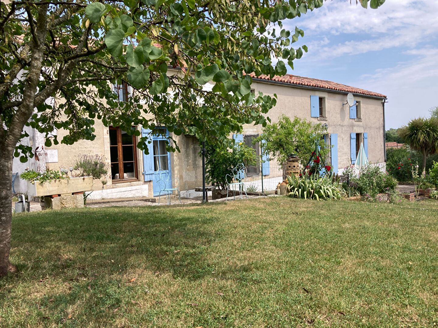 SUD VENDEE - Maison en pierre + rangée de dépendances (+ de 300m²) sur 1.15 hectares