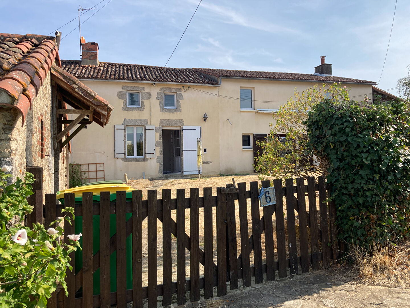 Deux maisons (2 chambres, bureau + 2 chambres) sur beau terrain