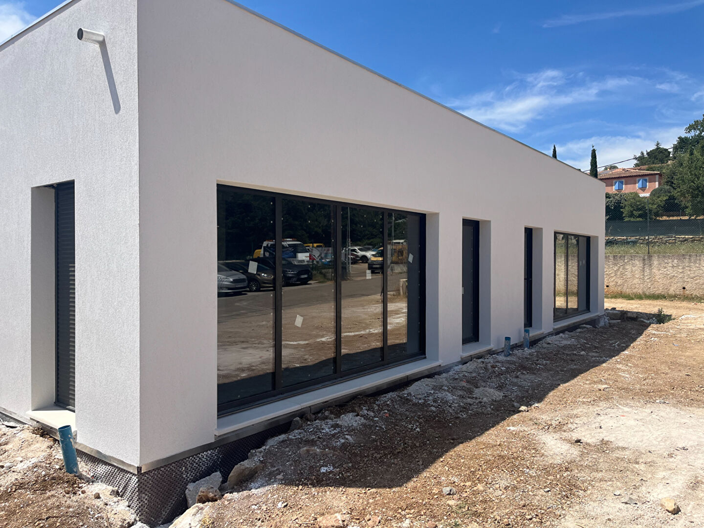 Photo Garéoult  Local commercial  70 m2 brut avec vitrine et parking sans droit au bail image 2/4