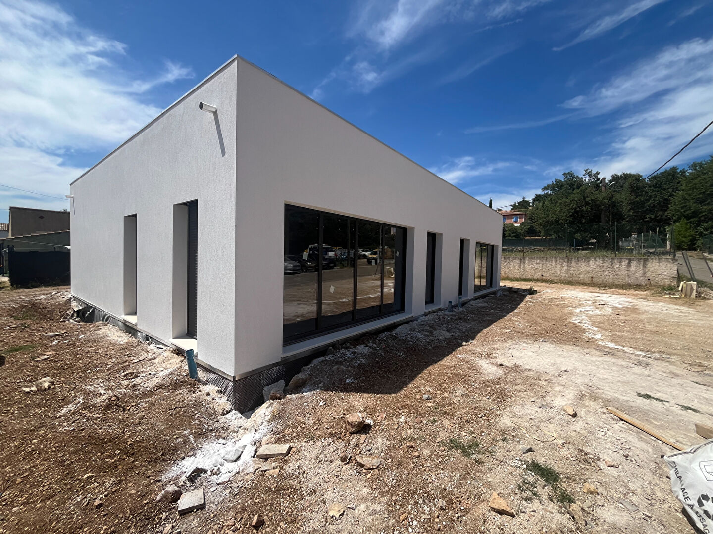 Photo Garéoult  Local commercial  70 m2 brut avec vitrine et parking sans droit au bail image 3/4