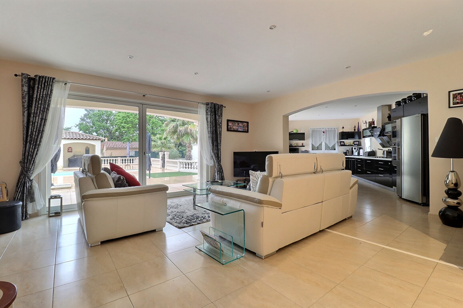 Photo Maison Gareoult 6 pièces 150 m2 sur 1650m² de terrain, avec piscine, garages, pool house et sous sol image 2/6