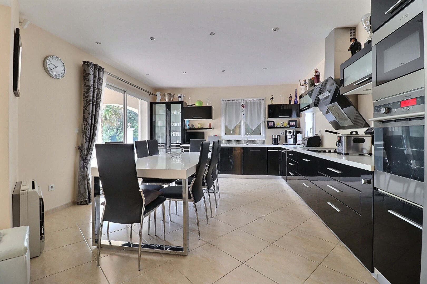 Photo Maison Gareoult 6 pièces 150 m2 sur 1650m² de terrain, avec piscine, garages, pool house et sous sol image 3/6