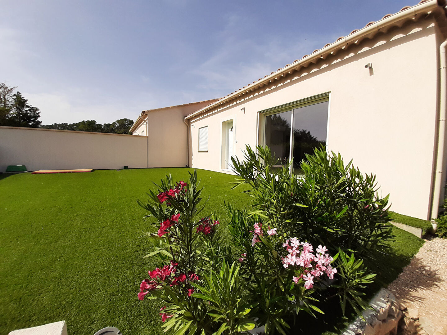 ROCBARON - MAISON JUMELEE DE PLAIN PIED T4 de 97 m² avec parking et terrasses.