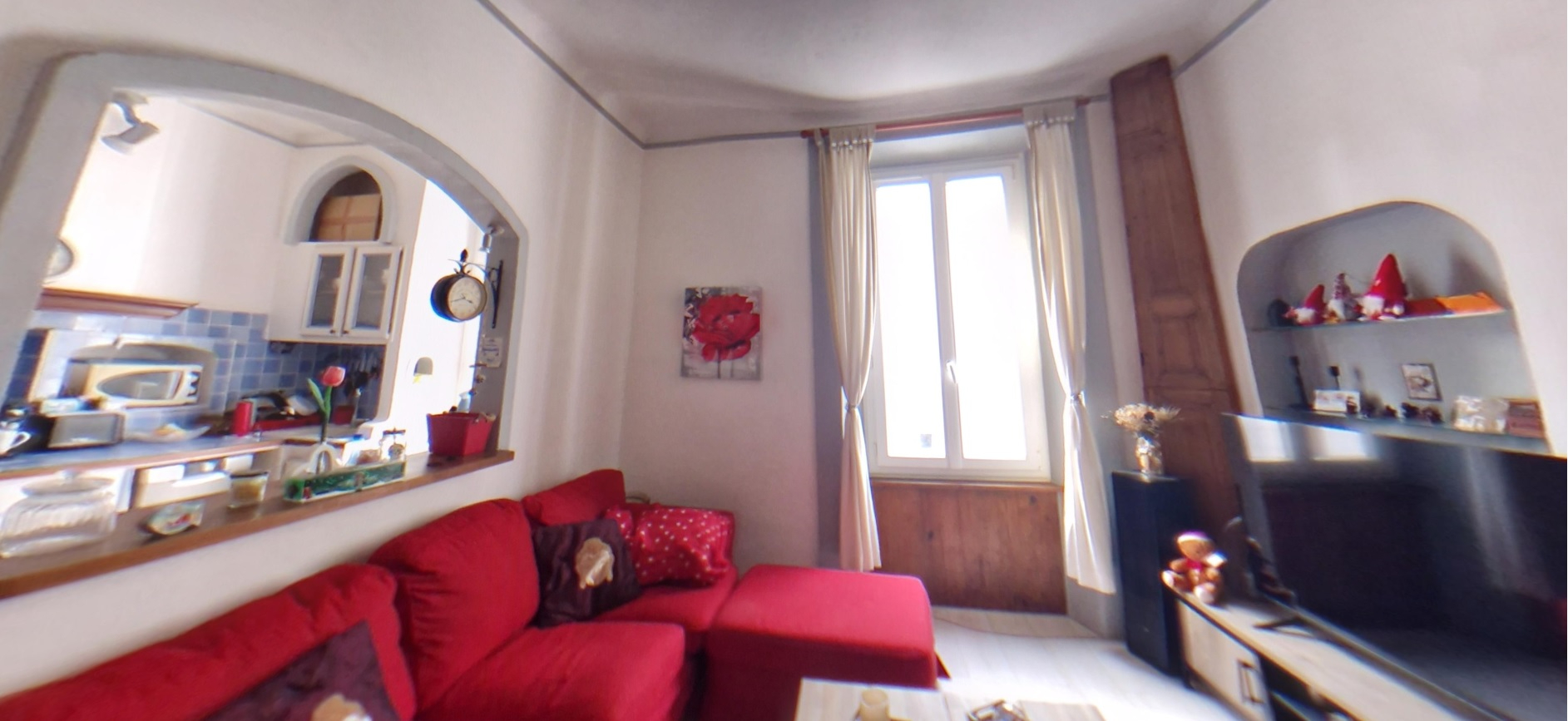 Photo BRIGNOLES : Maison de ville d'environ 200 m² habitables avec un jardin, garage indépendant et terrasse tropézienne. image 2/6