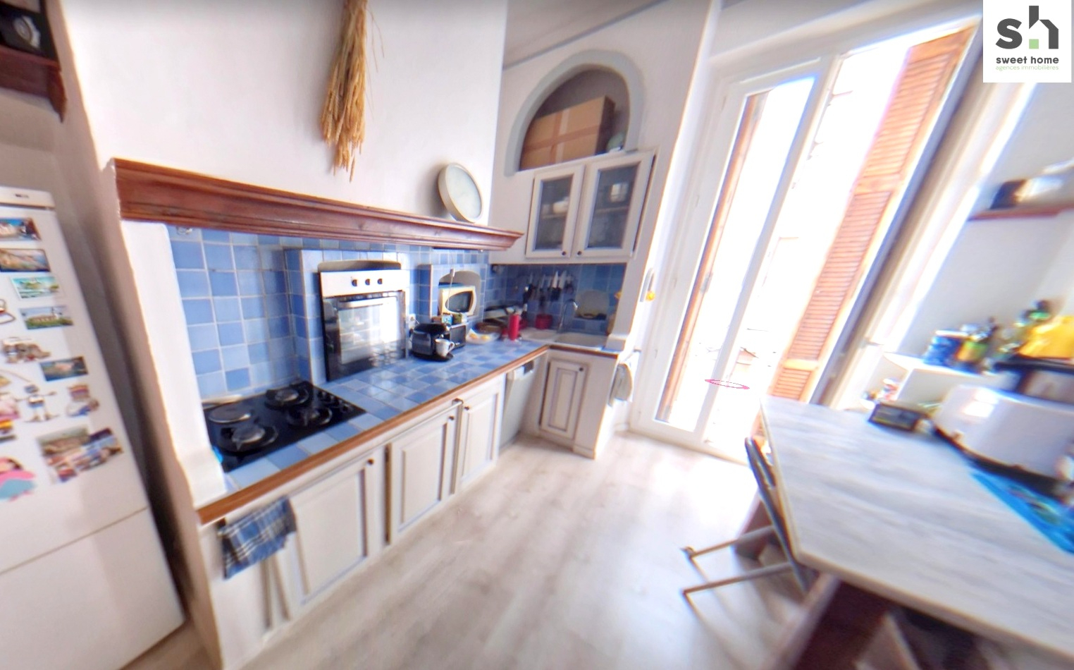 Photo BRIGNOLES : Maison de ville d'environ 200 m² habitables avec un jardin, garage indépendant et terrasse tropézienne. image 3/6