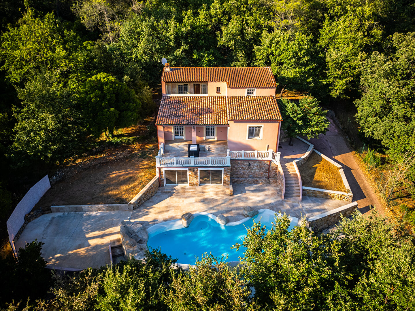 Photo VILLA LA ROQUEBRUSSANNE  6 pièces  165 m²  CADRE NATUREL SANS VIS À VIS - Possibilité de mettre des Chevaux image 2/6