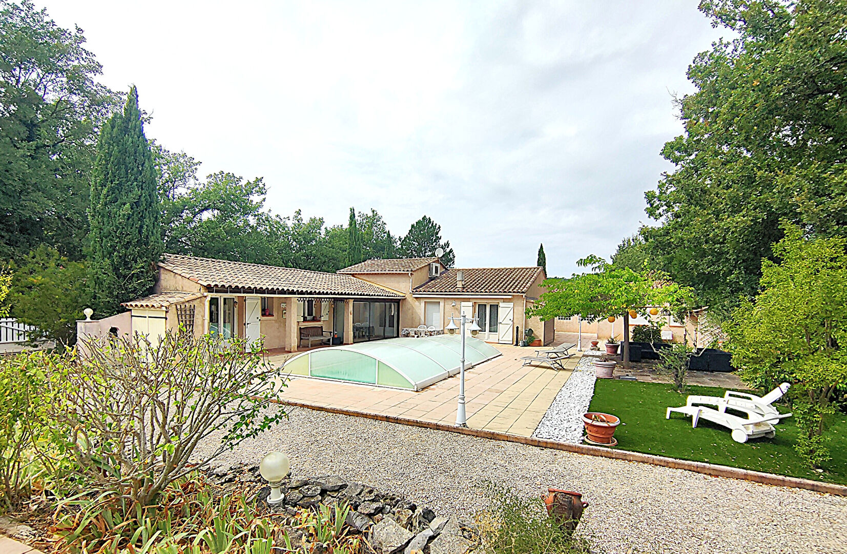 FORCALQUEIRET  maison de 120m² avec  appartement T2 deux garages et piscine sur 2238m² de terrain