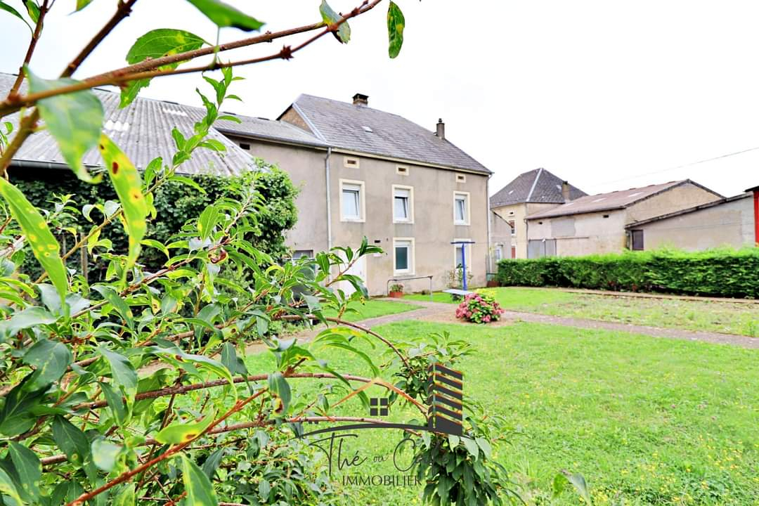 MONTENACH : SUPERBE CORPS DE FERME DE 190 M2 ET GRANGE DE 500 M2 AU SOL