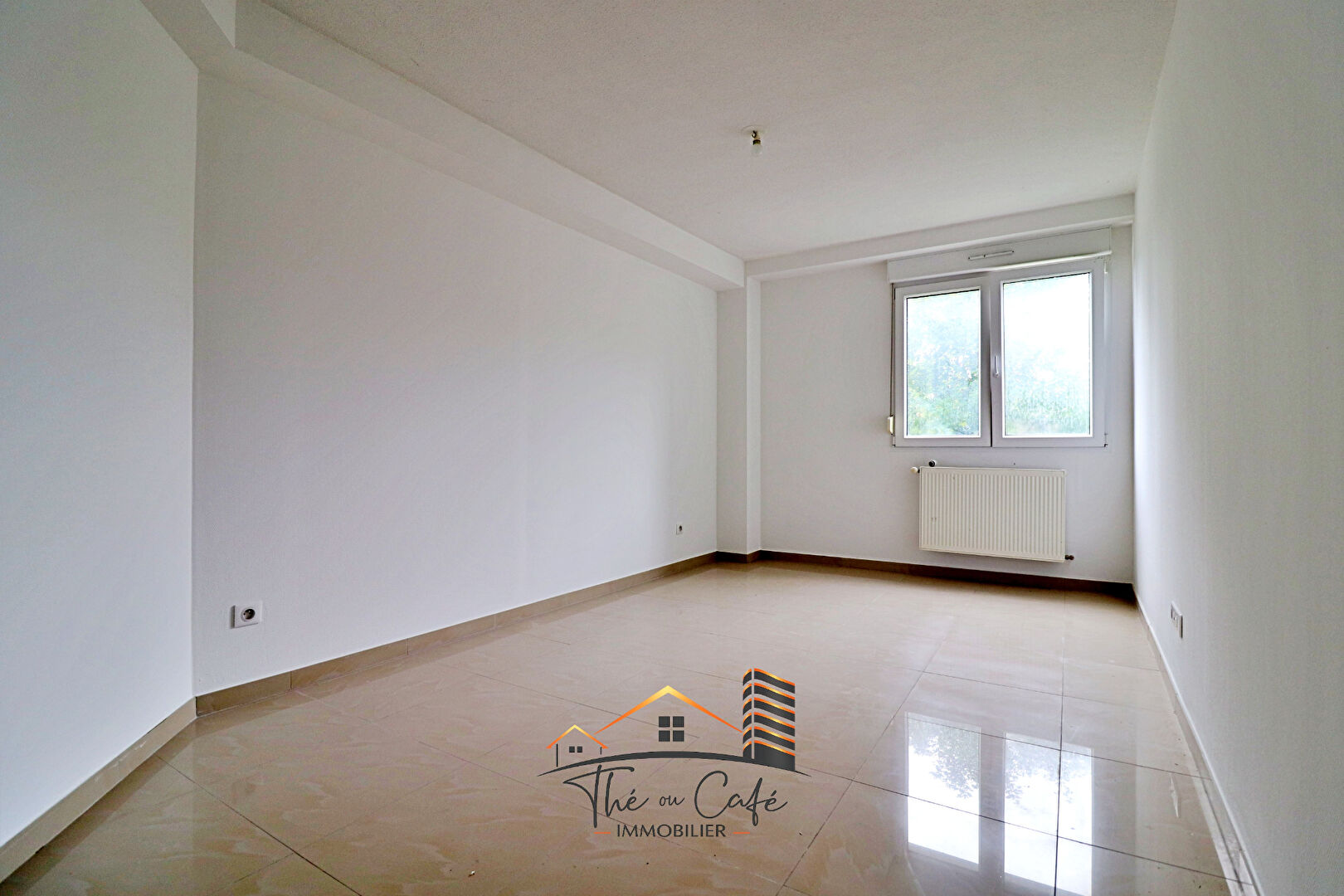 BERTRANGE : TRES BEL F4 AVEC TERRASSE PANORAMIQUE ET 2 GARAGES