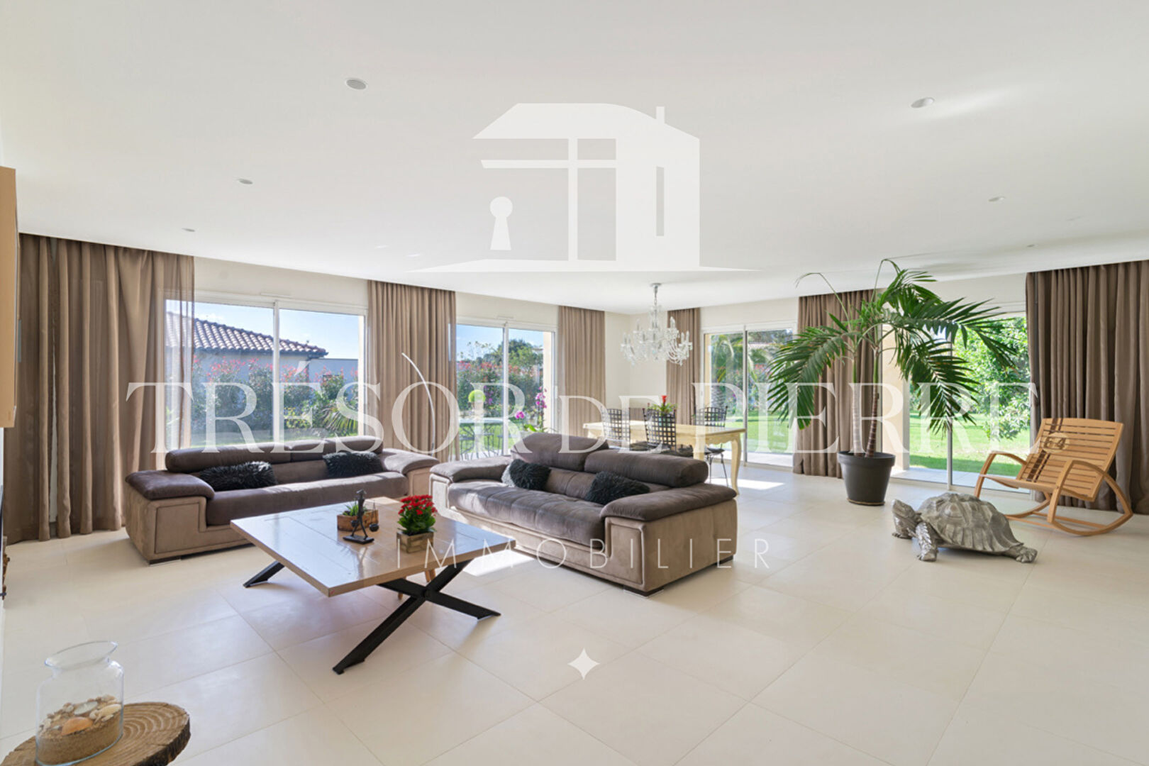 Photo BIEN D'EXCEPTION  : Villa contemporaine T7 de 300 m² de plain-pied  et son parc de 3500 m² au calme image 2/6