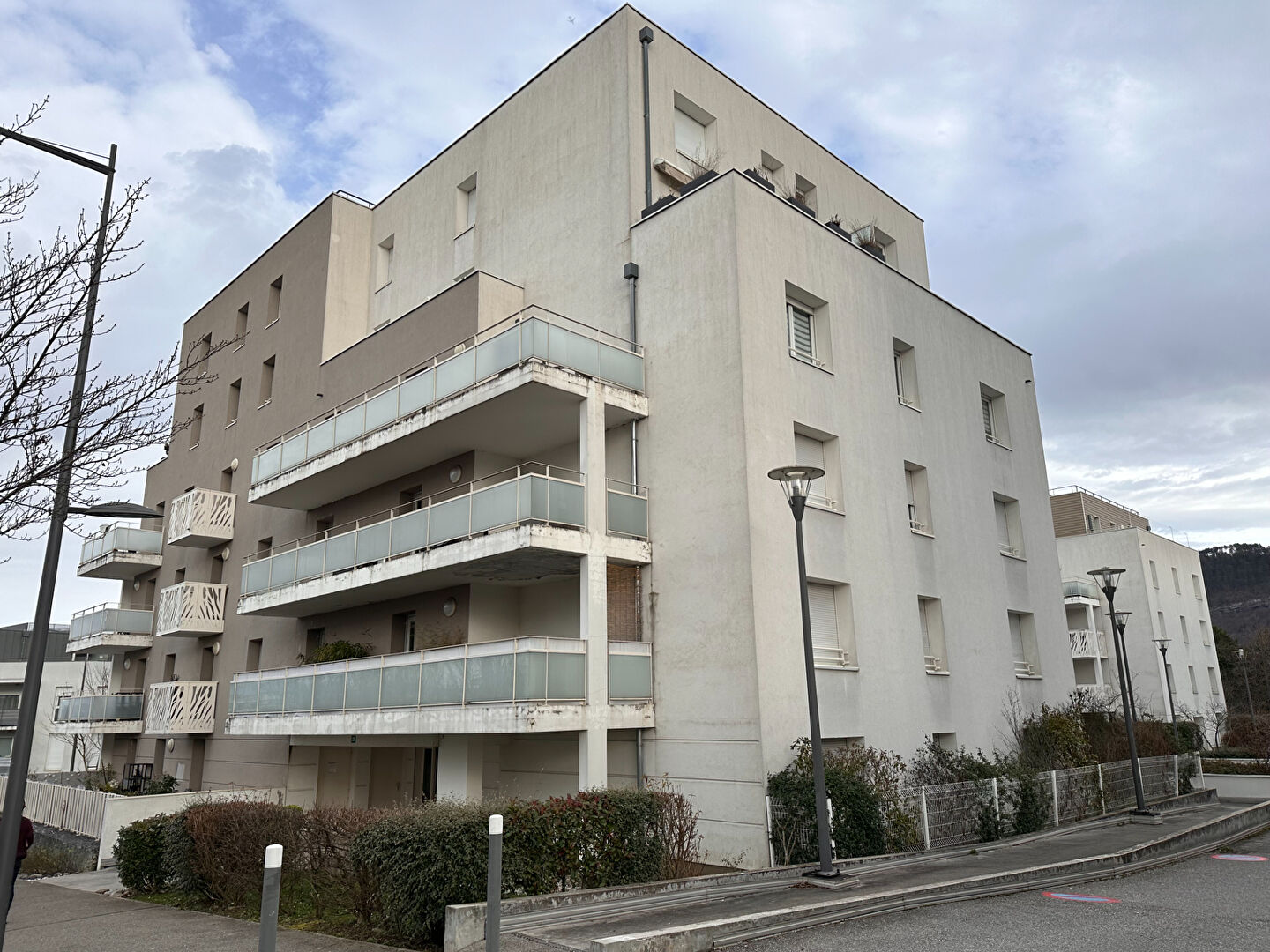 PLACE DE PARKING COUVERTE  EN INTERIEUR  + ARCEAUX - SEYNOD