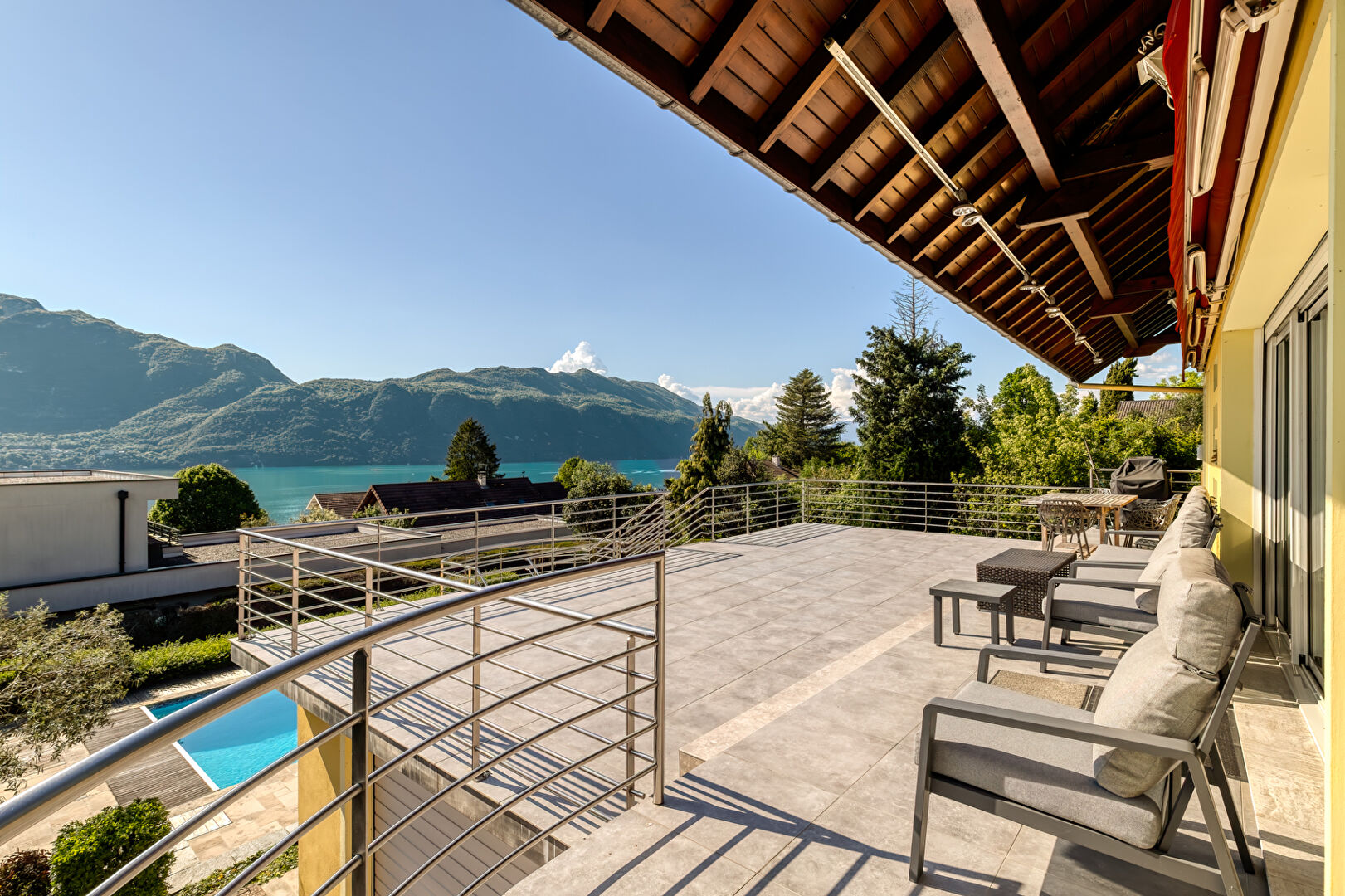 Photo Maison T7 avec vue lac et piscine sur TRESSERVE image 2/6