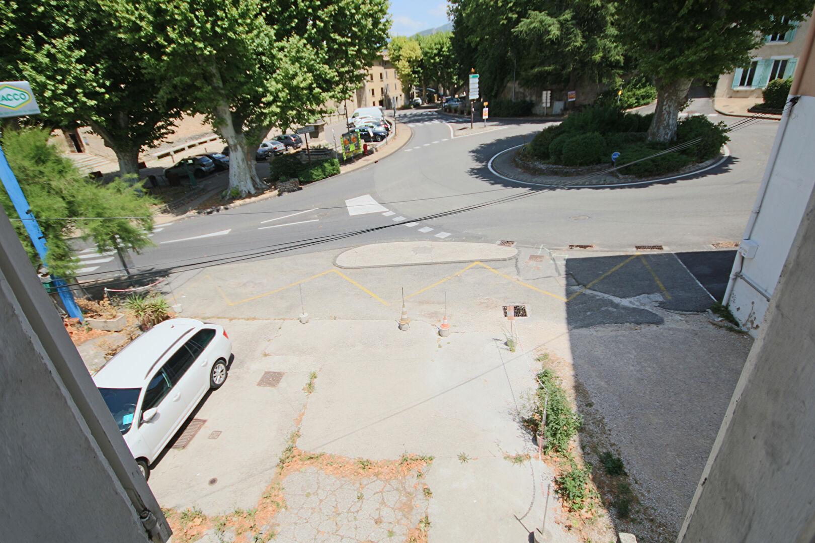 Photo Immeuble Malaucene - Emplacement idéal commerces image 2/6