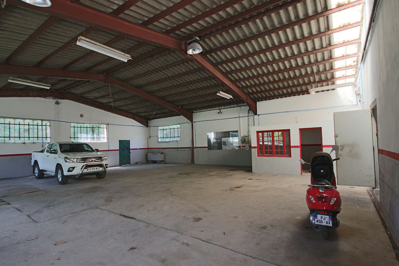 Photo Immeuble Malaucene - Emplacement idéal commerces image 5/6