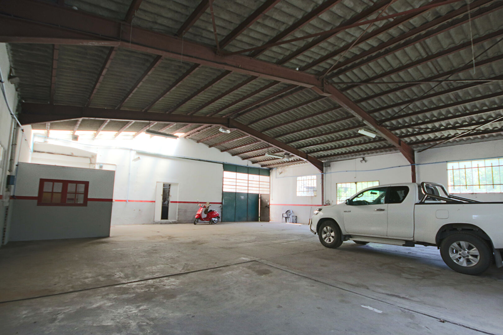 Photo Immeuble Malaucene - Emplacement idéal commerces image 6/6