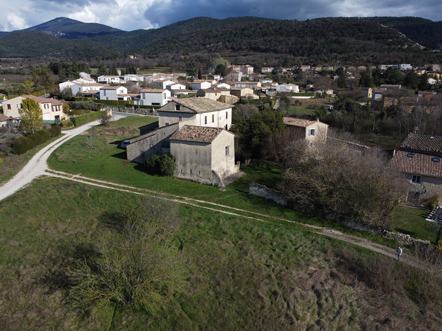 Photo Corps de ferme sur 5600m2 en zone constructible image 1/5