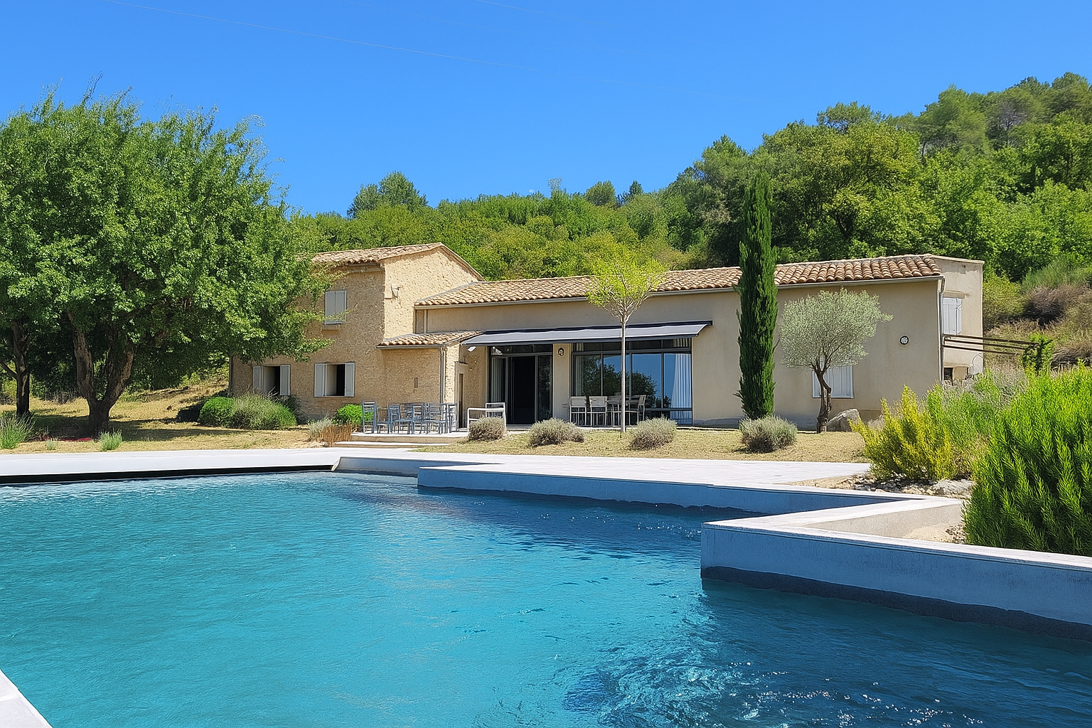 Charmant mas en pierre avec piscine