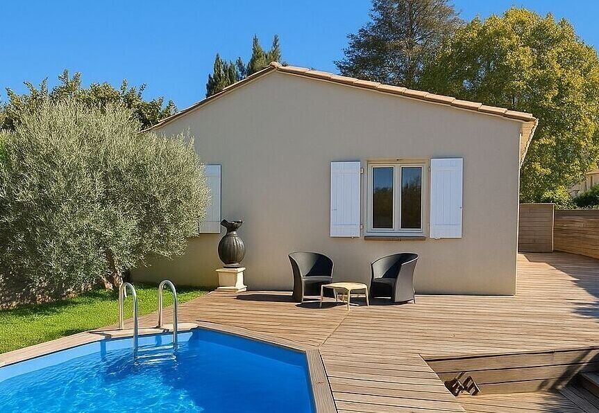 Photo Maison plain pied avec piscine semi enterrée image 1/6