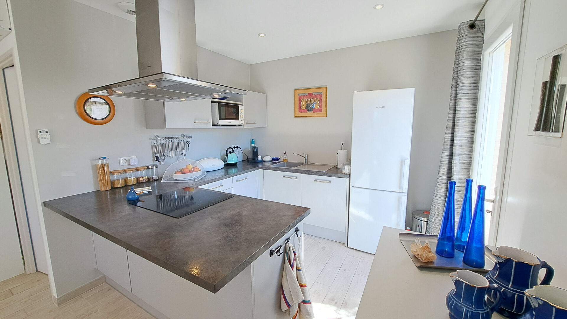 Photo Maison plain pied avec piscine semi enterrée image 4/6