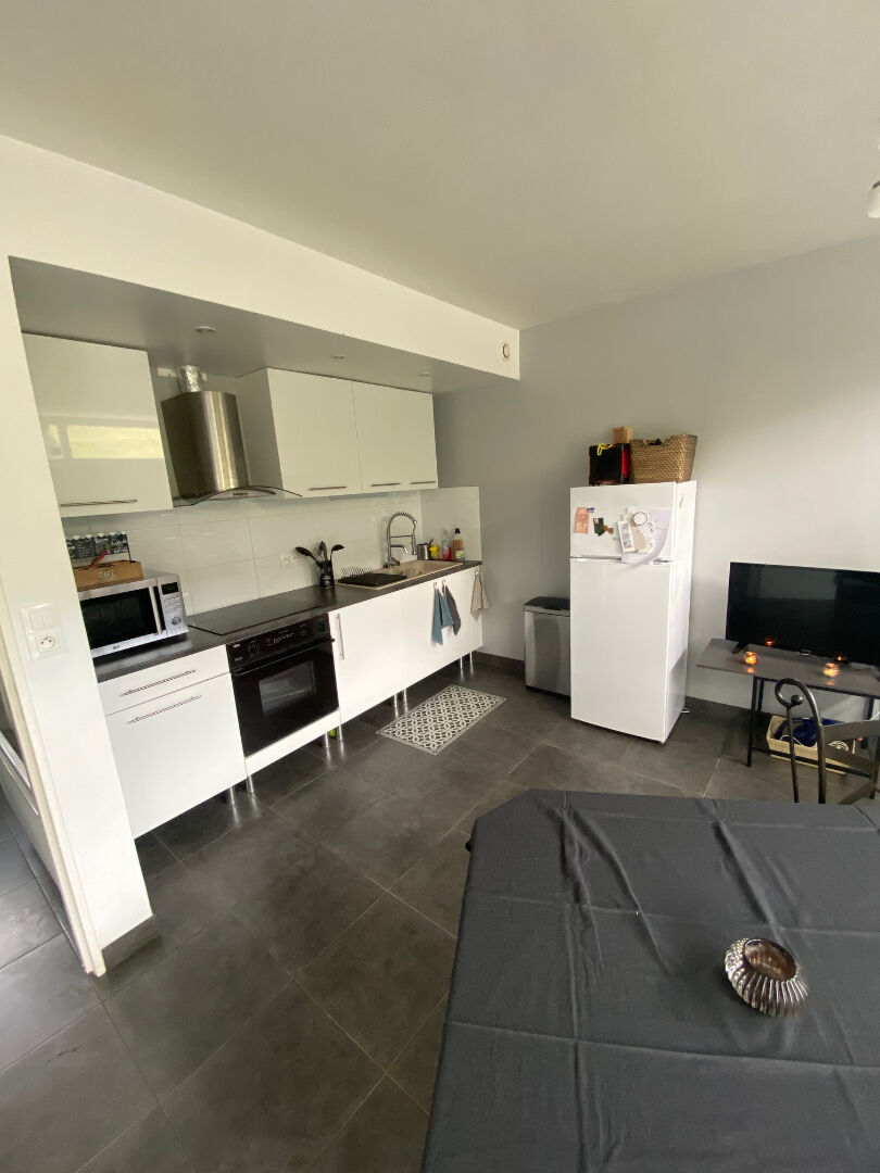 Photo Belle maison mitoyenne 2 chambres en triplex avec terrasse de 20m2 image 3/6