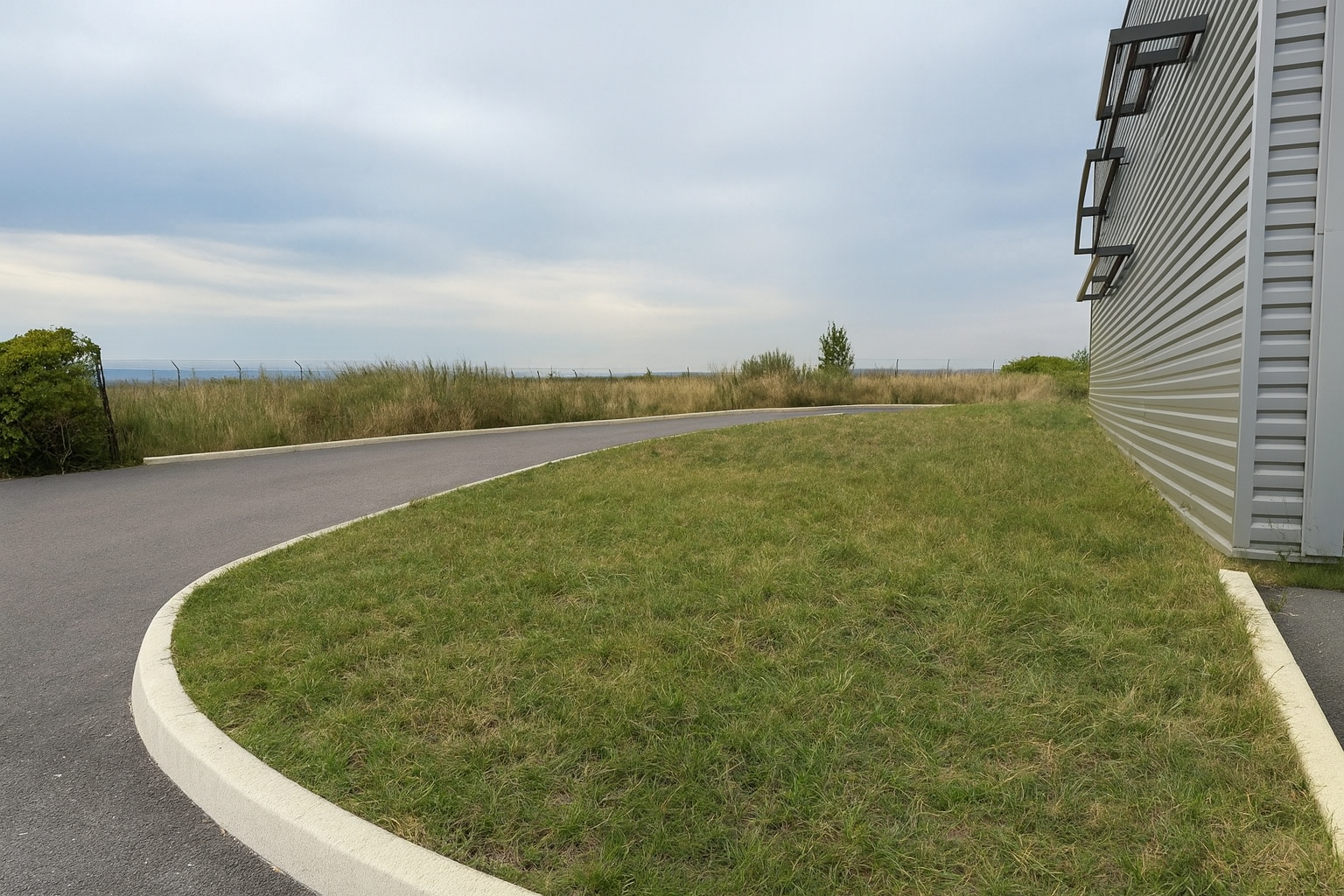 Photo Entrepôt neuf de 268 m² avec terrain d'environ 800 m² Aéroport Valence Chabeuil image 3/3