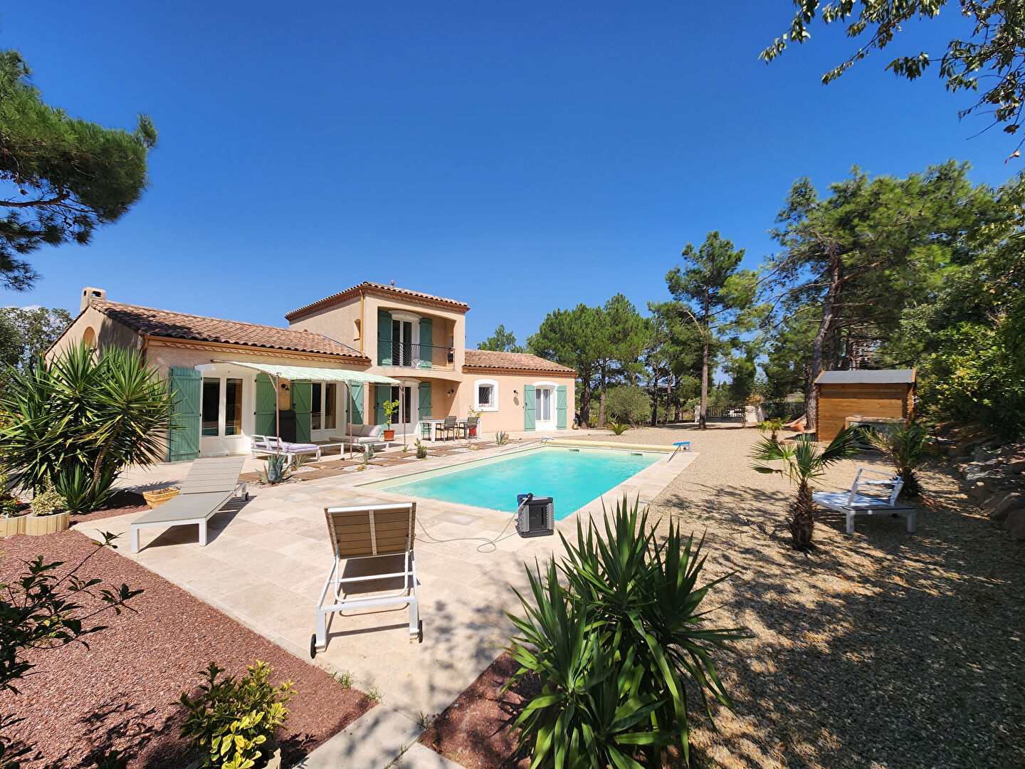 Réf :' SÉRÉNITÉ' Pavillon de type 4 avec piscine, jardin et garage
