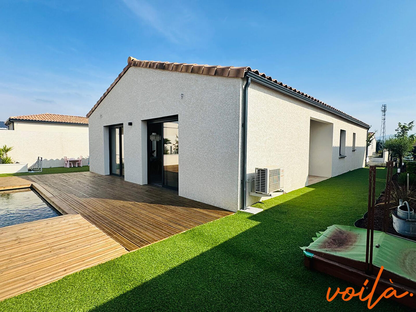 REF : YUVA – 5 MN CARCASSONNE – MAISON PLAIN PIED 3 CHAMBRES – GARAGE – PISCINE – JARDIN