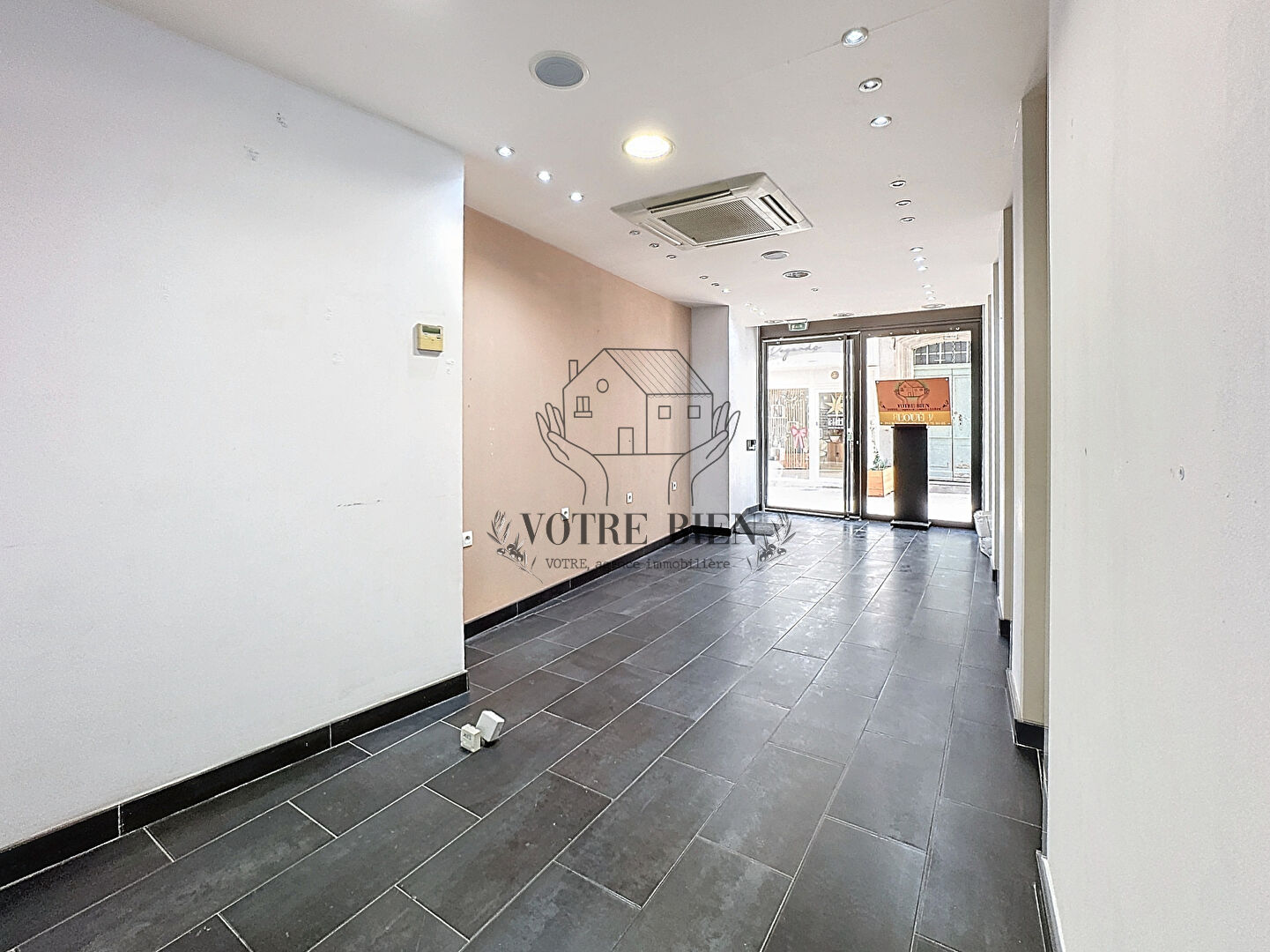 Photo Local commercial Manosque 67,41 m2 image 3/6