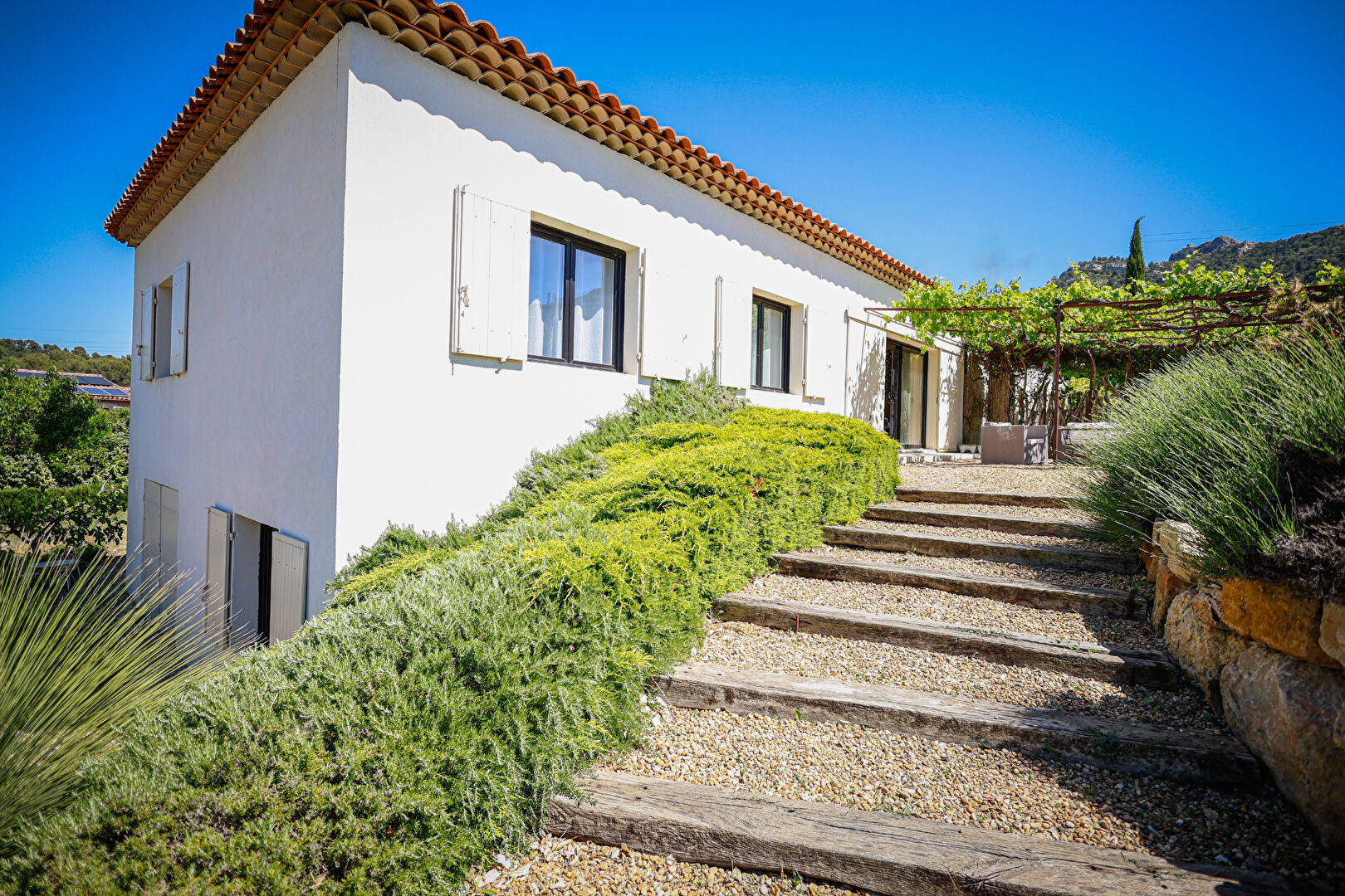 Propriété rare à Simiane-Collongue - Deux habitations réunies sur 4 200 m² de terrain avec piscines, pool houses et cadre naturel exceptionnel