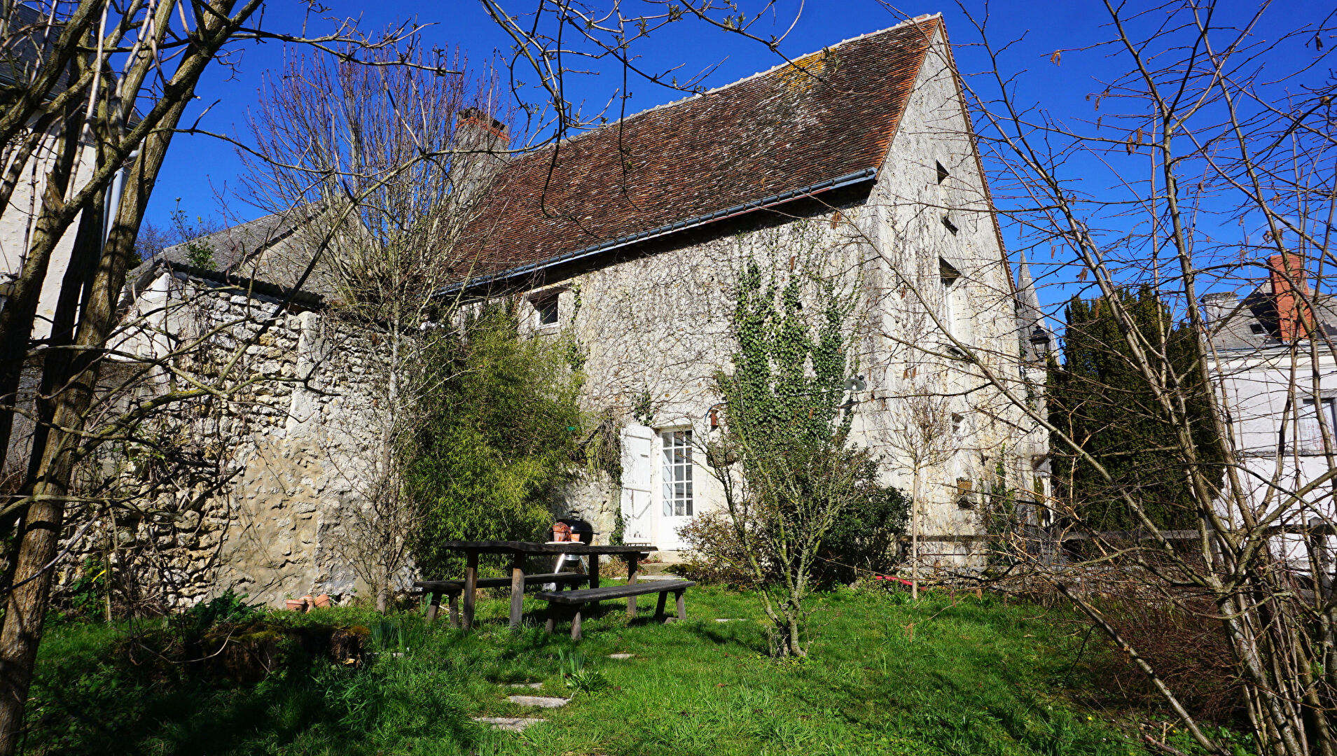 Photo DEUX MAISONS DE CARACTERE A FERRIERE LARCON SUR 2300M2 image 2/6