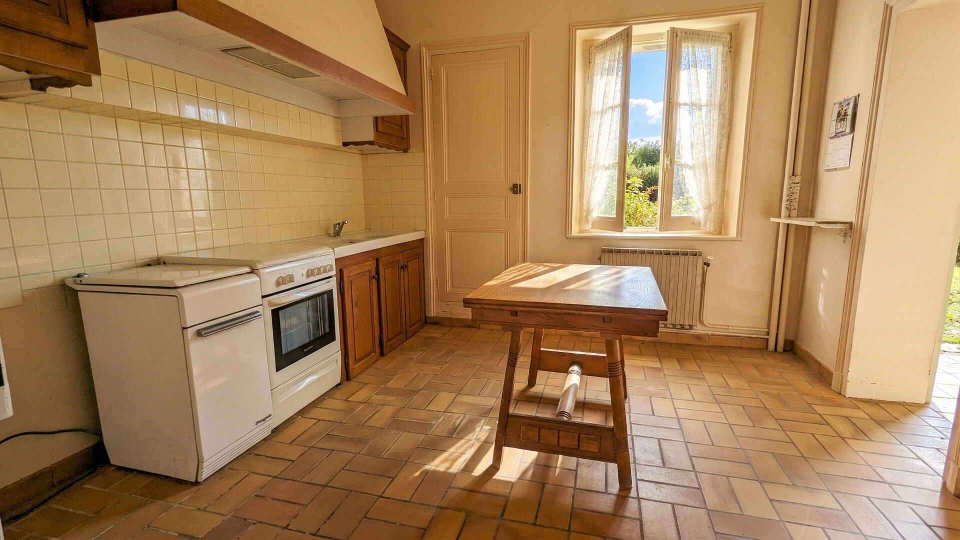 À vendre : Maison de Maître avec dépendances et local commercial à Ambillou Idéale pour un projet familial, professionnel ou locatif