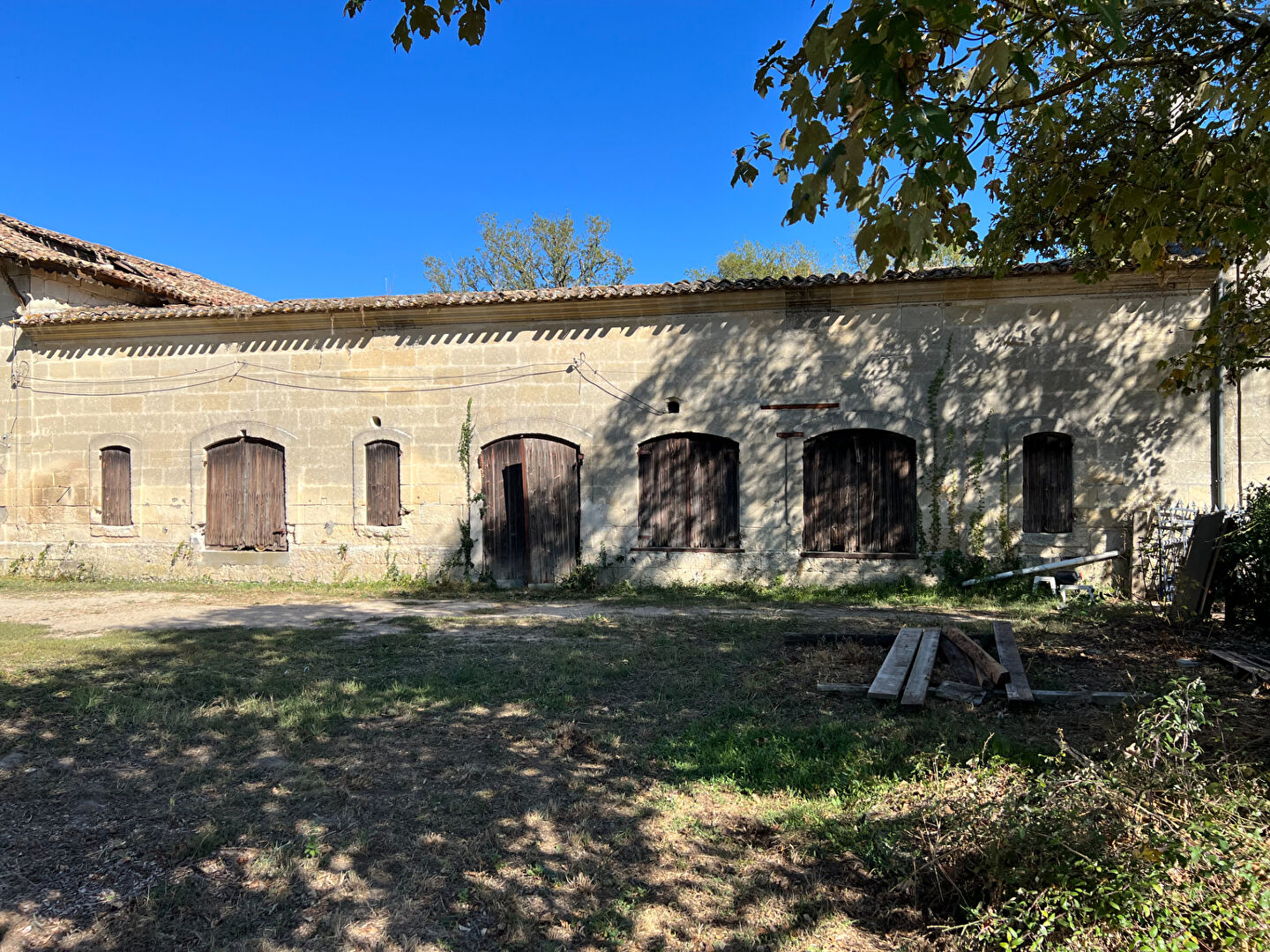 Photo ancien chai à réhabiliter image 2/6