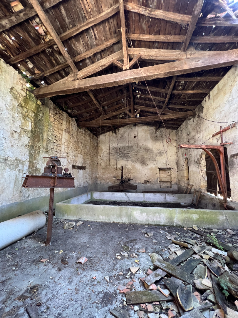Photo ancien chai à réhabiliter image 3/6