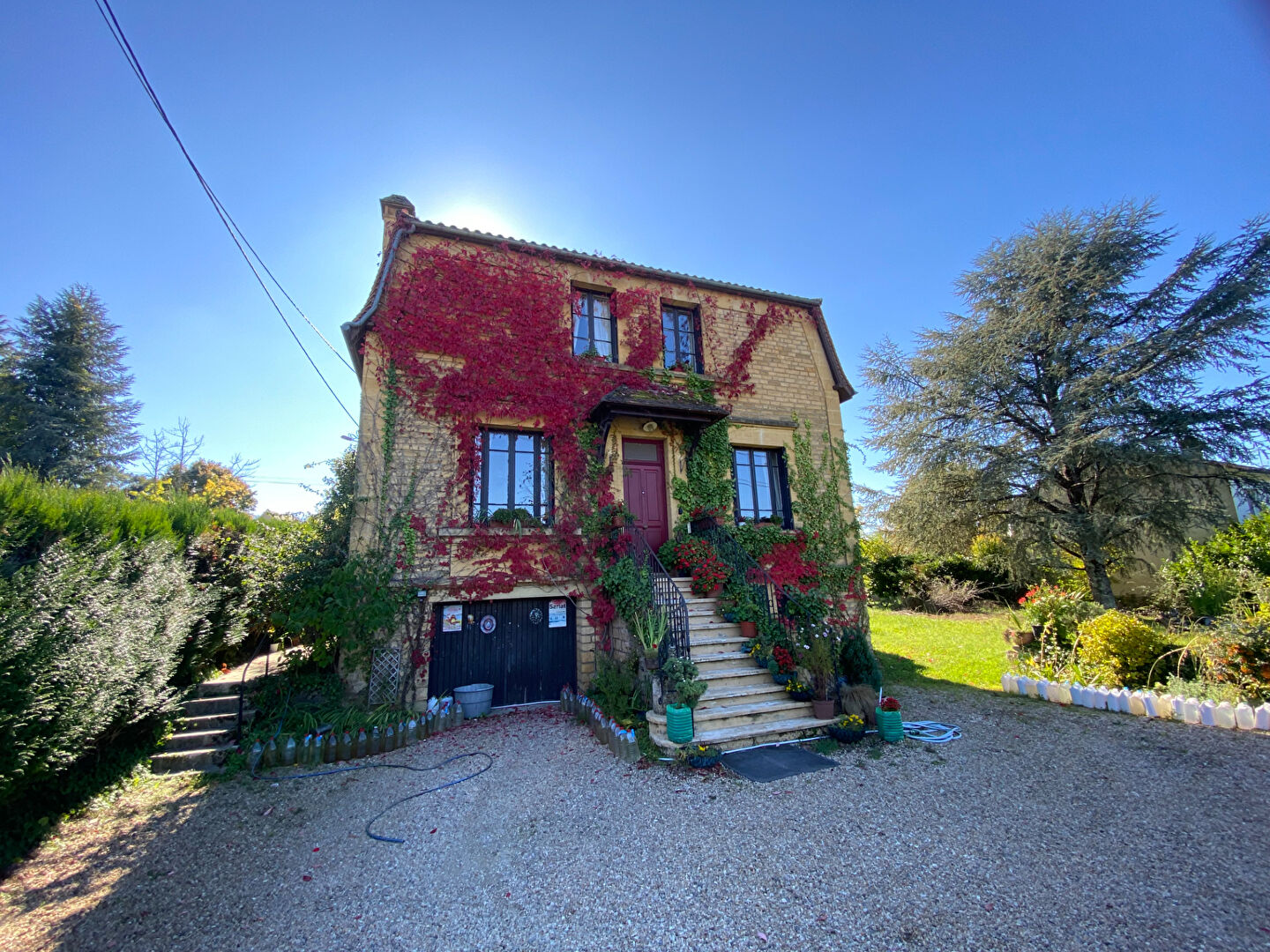 Maison de ville avec gîte et piscine sur terrain 2400 m²