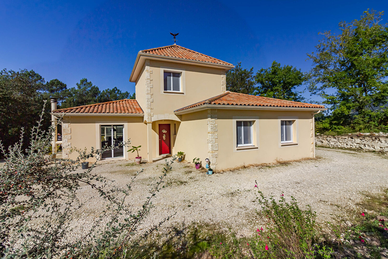Maison avec piscine sur un terrain de 9900 m²