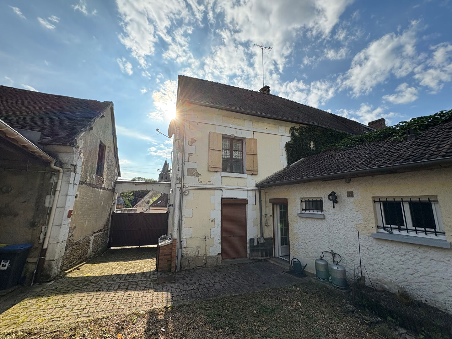 Photo Ensemble immobilier avec 3 lots - Fort potentiel d'aménagement ou d'investissement image 2/6