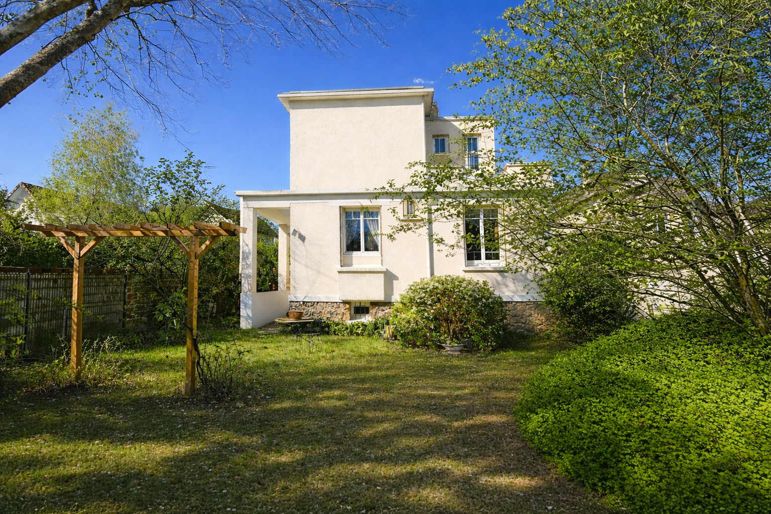 CHATOU EN LISIERE DU VESINET – CHARMANTE MAISON DE 144 M² – TERRAIN 699M²