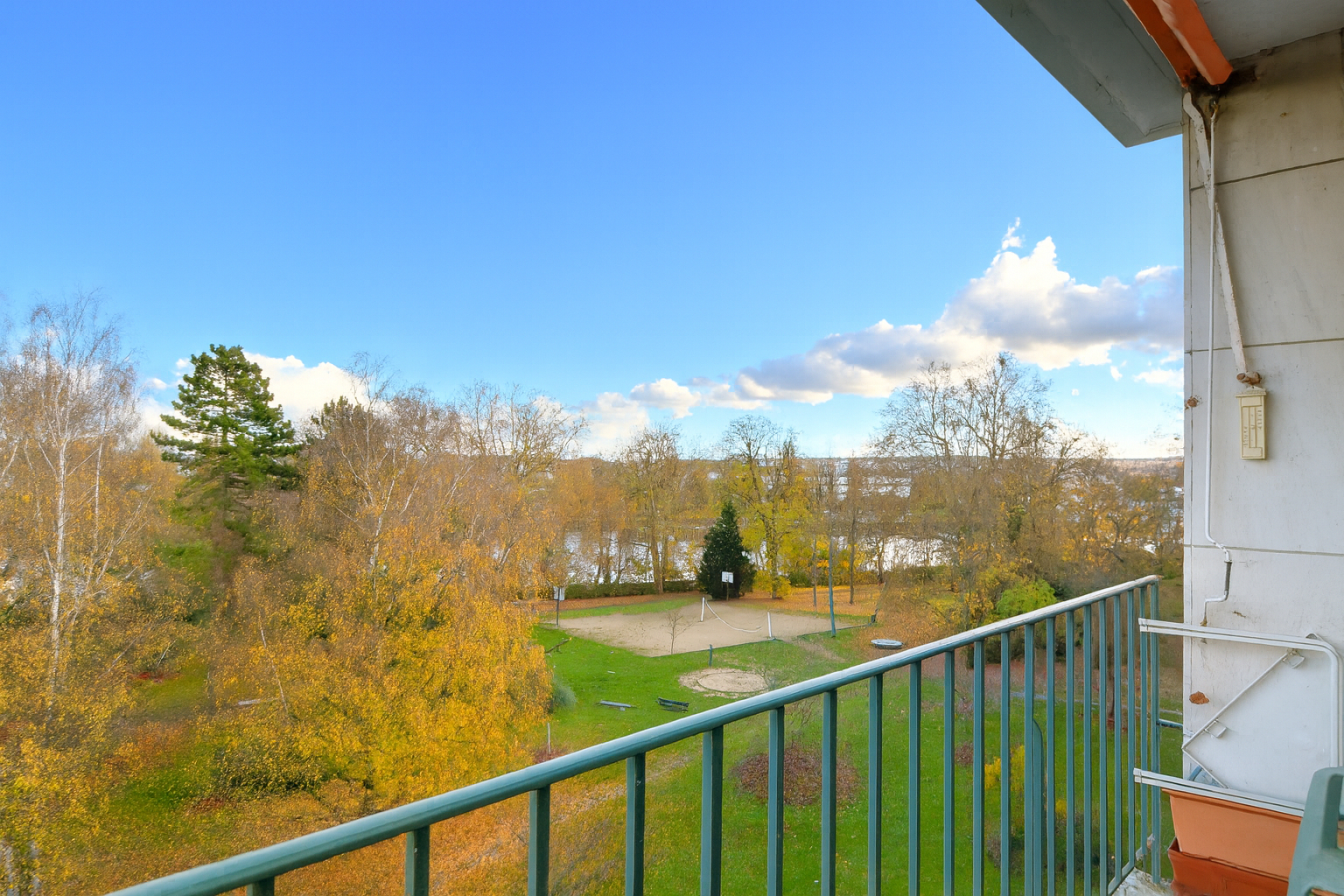 Appartement situé à Chatou de 75 m² avec 3 chambres  avec balcon et box fermé