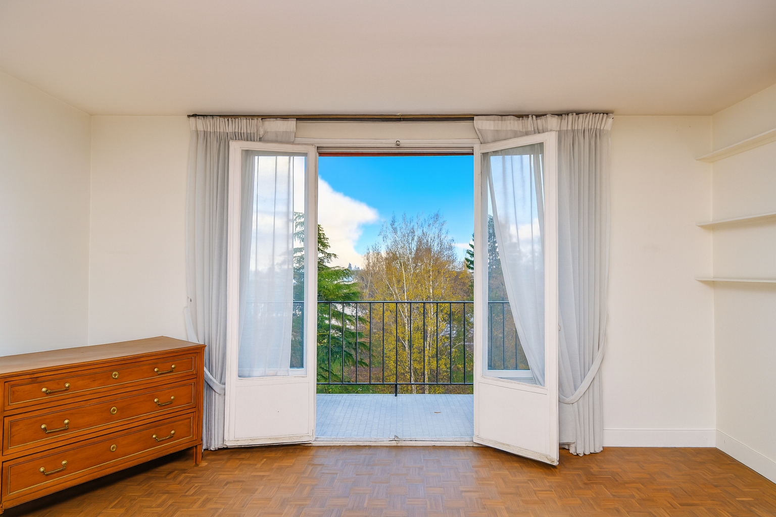 Appartement situé à Chatou de 75 m² avec 3 chambres  avec balcon et box fermé