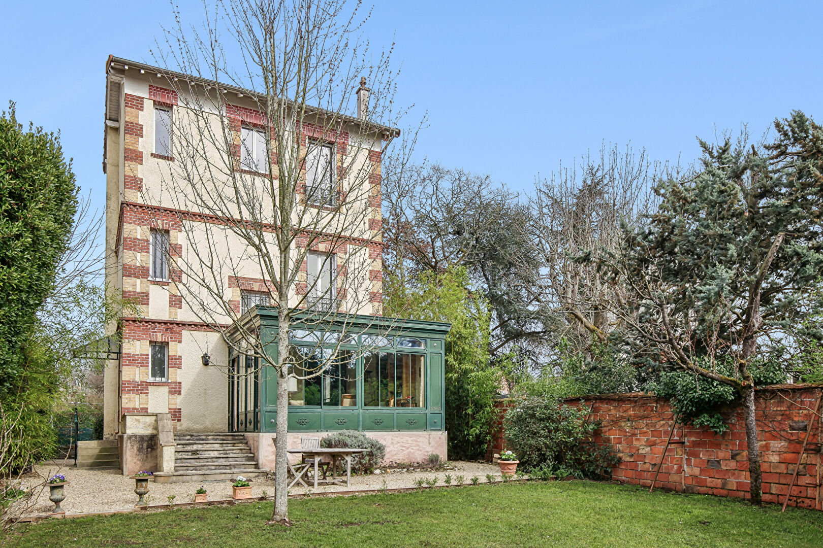 LE VESINET – MAISON DE CHARME – 6 CHAMBRES – 155 M² AU SOL – TERRAIN 572 M² – 5 mn RER