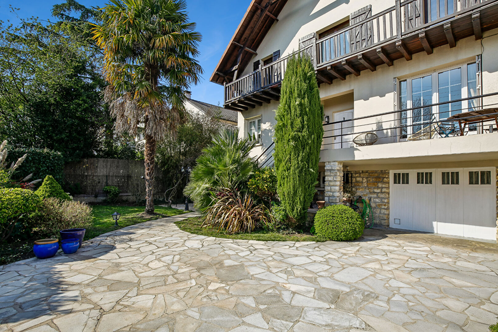 CHATOU BAS 15 MN RER –  MAISON FAMILIALE DE 212 m2  – 5  CHAMBRES – TERRAIN  809 M²