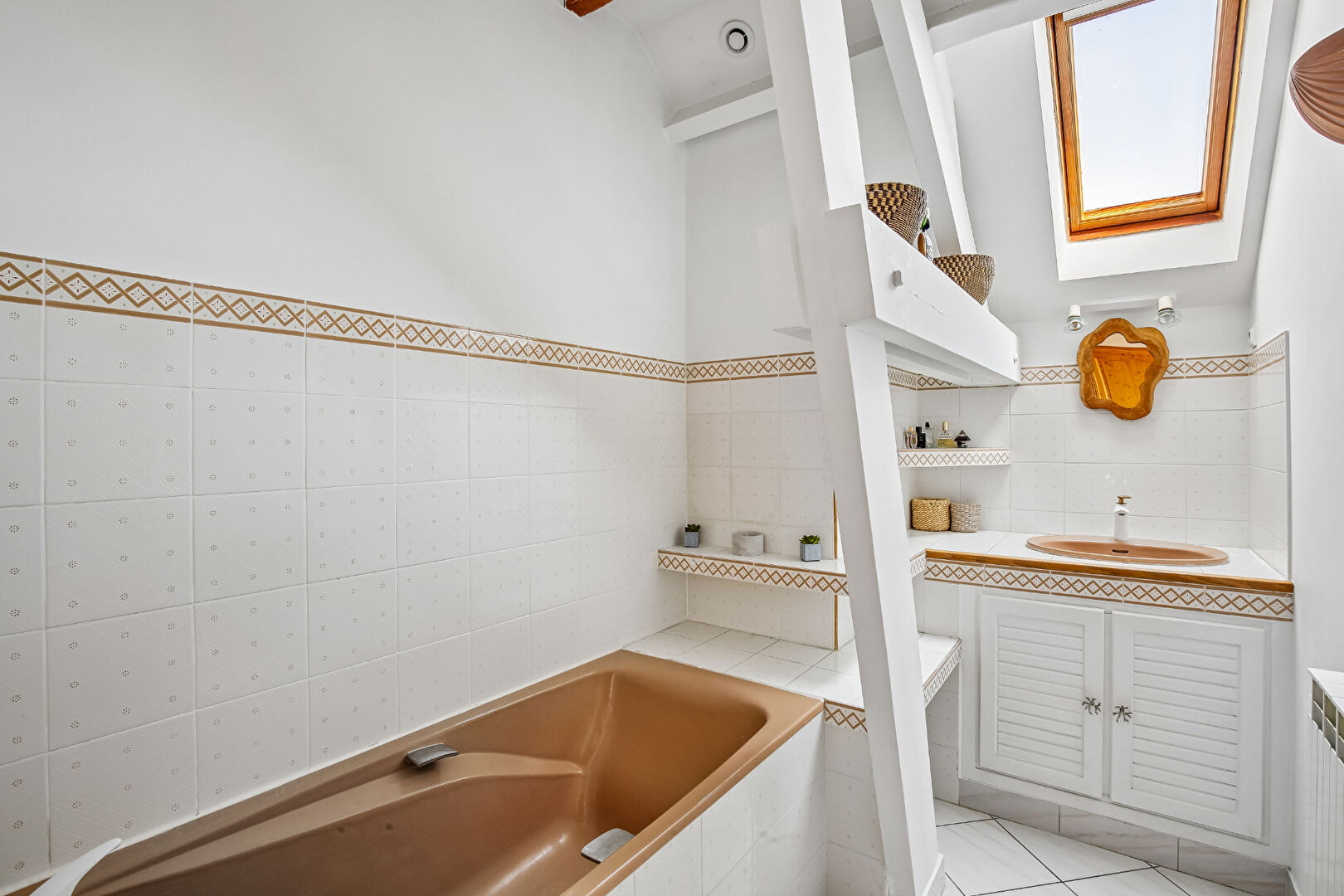 CHATOU BAS 15 MN RER –  MAISON FAMILIALE DE 212 m2  – 5  CHAMBRES – TERRAIN  809 M²